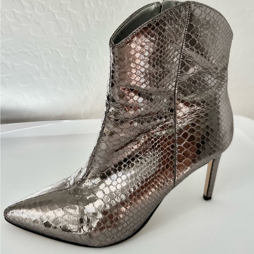 MARC FISHER Women's Revati2
Pewter Metallic Ankle Boots Size 7.5M